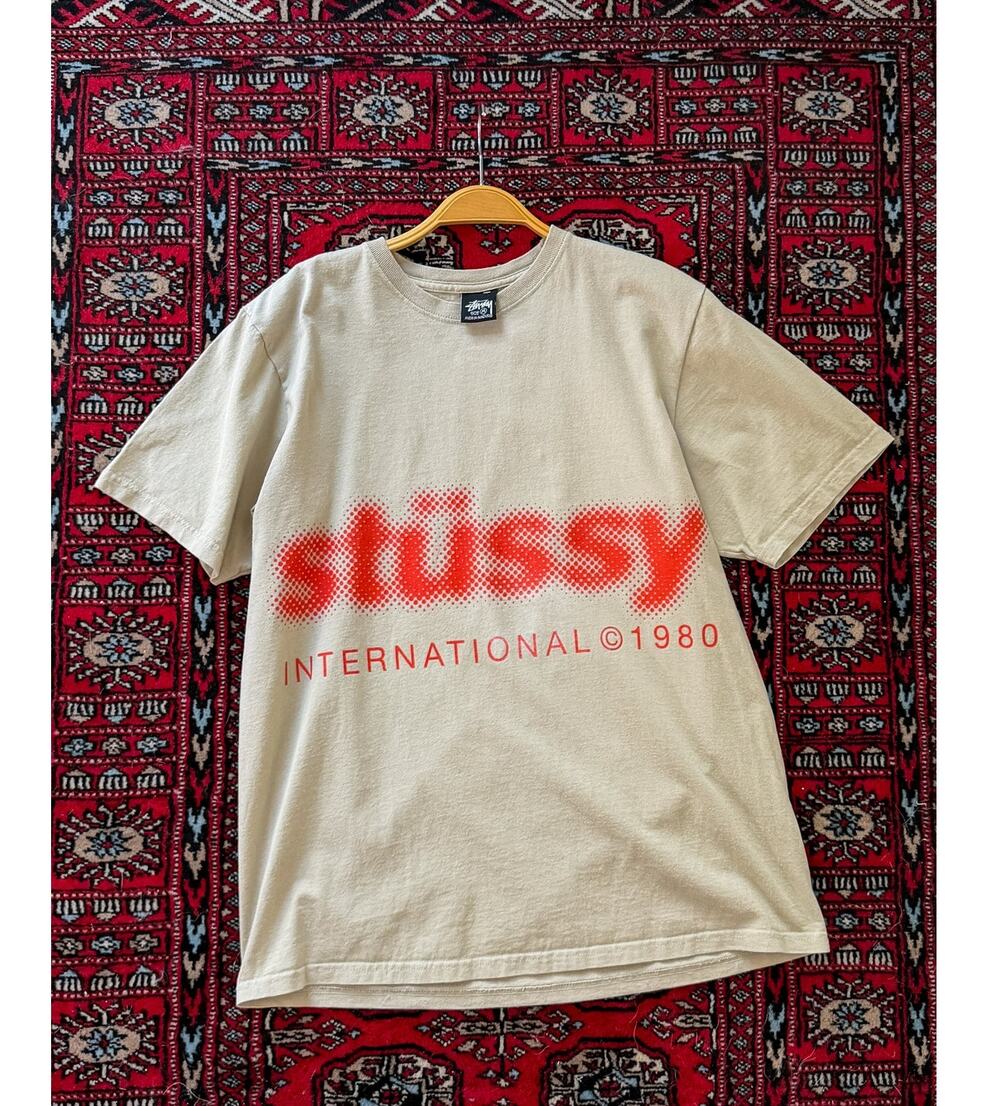 Stüssy Blur Tee in Khaki / Red Orange International 80 Crewneck Graphic